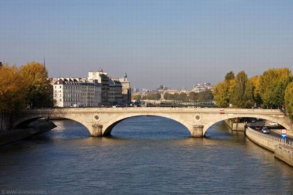 El Sena, a su paso por la ciudad, es atravesado por tres docenas de puentes, entre los que destacan el Pont Louis Philippe El Sena, a su paso por la ciudad, es atravesado por tres docenas de puentes, entre los que destacan el Pont Louis Philippe